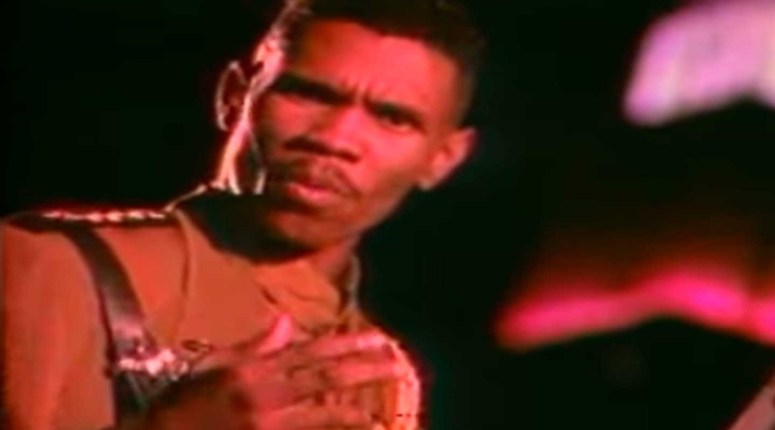 El General cantando 'Muevelo' El General, cantante panameño, en video de 'Muevelo'
