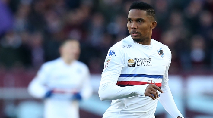 Samuel Eto'o, portando la camisa de la Sampdoria