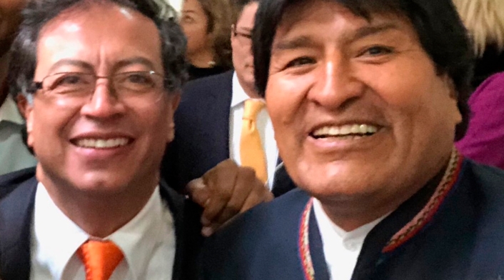 Gustavo Petro, senador, junto a Evo Morales, presidente de Bolivia, en el acto de posesión, en Bogotá, de Iván Duque como presidente de Colombia