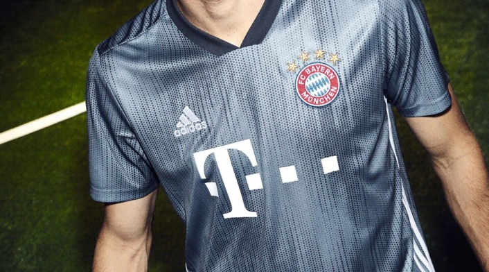Thomas Müller luciendo la tercera camiseta del Bayern Múnich 2018-2019