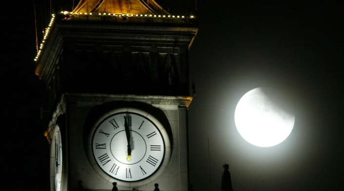 La propuesta es eliminar cambio de horario en Europa