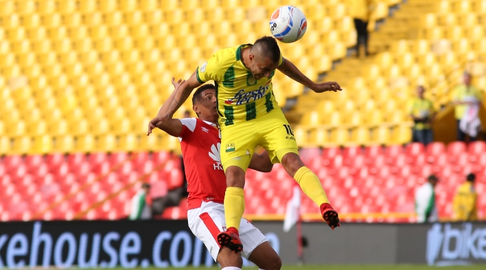 Santa Fe vs Bucaramanga disputando un balón