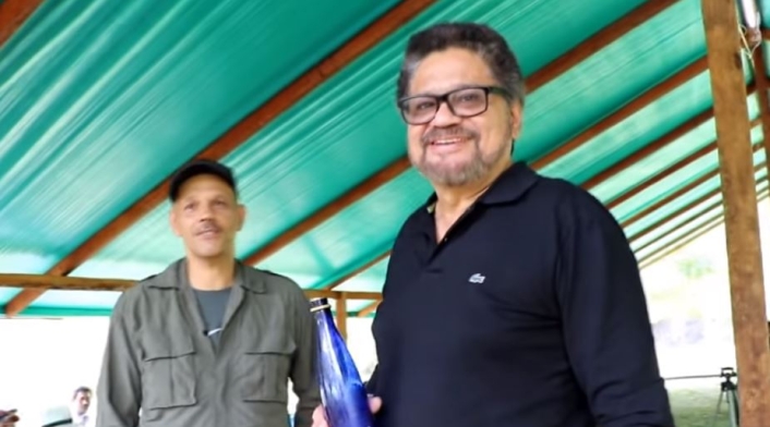 El Paisa (izq.) e Iván Márquez, en la zona de Miravalle (Caquetá)
