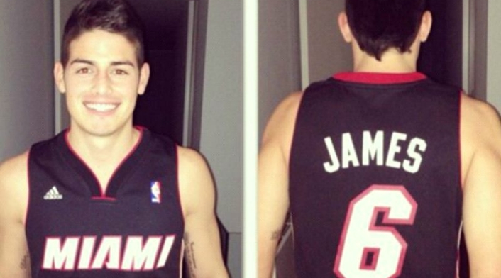 James Rodríguez con la camiseta de LeBron cuando jugaba en los Miami Heats