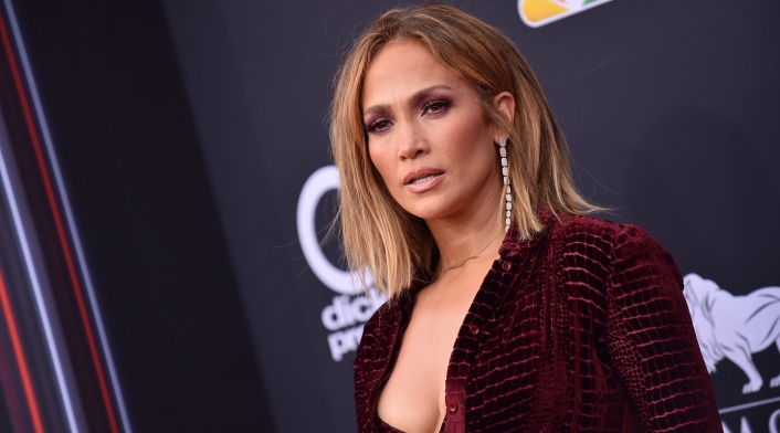 Jennifer Lopez, de nuevo exponiendo una gran parte de su cuerpo.