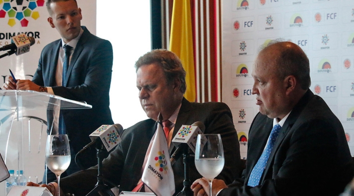 En la mesa: Ramón Jesurún, presidente de la FCF (izd) y Jorge Enrique Vélez, presidente de la Dimayor (der)