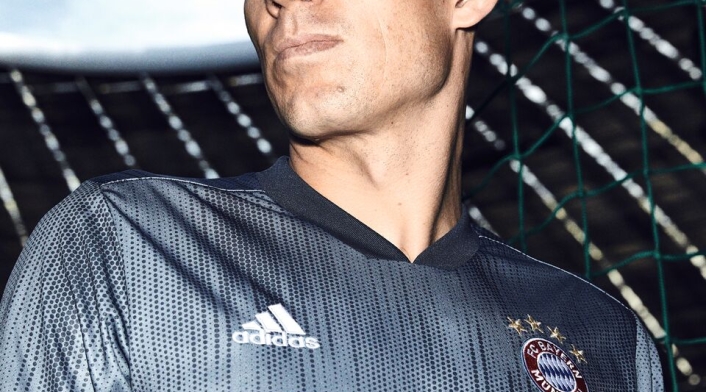 Arjen Robben luciendo la tercera camiseta del Bayern Múnich 2018-2019