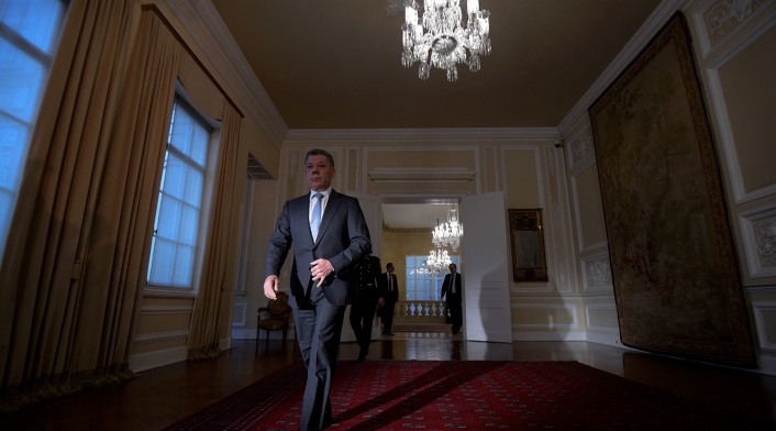 El expresidente Juan Manuel Santos saliendo de la Casa de Nariño