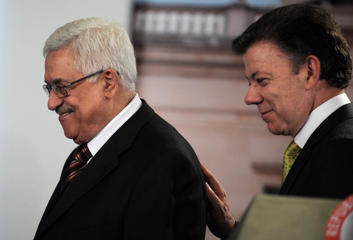 El presidente de la Autoridad Nacional Palestina, Mahmud Abbas, junto al expresidente Juan Manuel Santos en Bogotá, el 11 de octubre de 2011