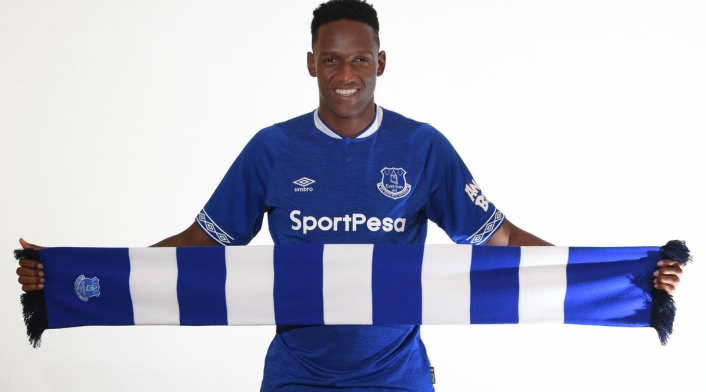 Yerry Mina posando con la camiseta de Everton, su nuevo equipo