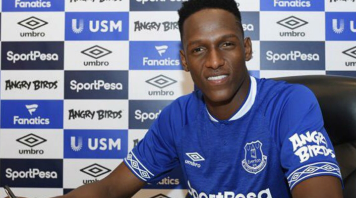 Yerry Mina firmando su contrato con el Everton