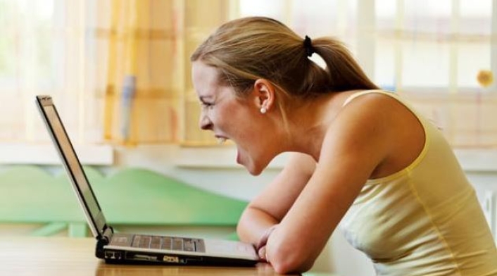 Mujer frente al computador
