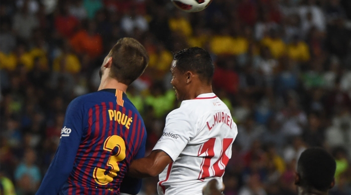 Luis Fernando Muriel y Gerard Piqué disputan un balón en la Supercopa de España