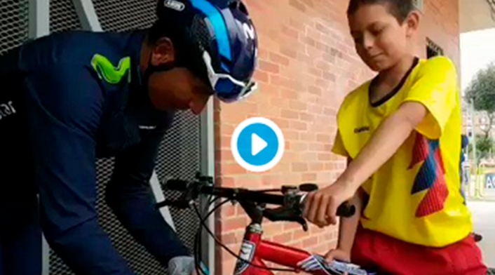 Nairo Quintana, ciclista colombiano al servicio de Movistar Team, conversando con un niño