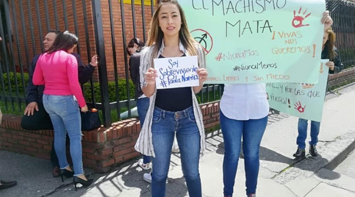 Paola Andrea Noreña hizo un plantón frente a los juzgados de paloquemao para pedir justicia en su caso.