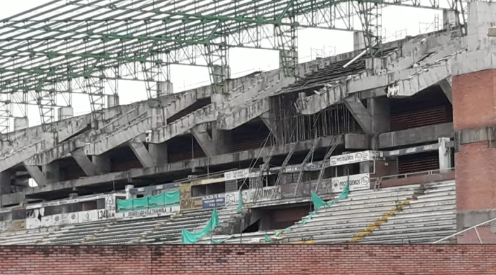 Tribuna occidental del Estadio Guillermo Plazas Alcid de Neiva dos años después de la caída de parte de su estructura