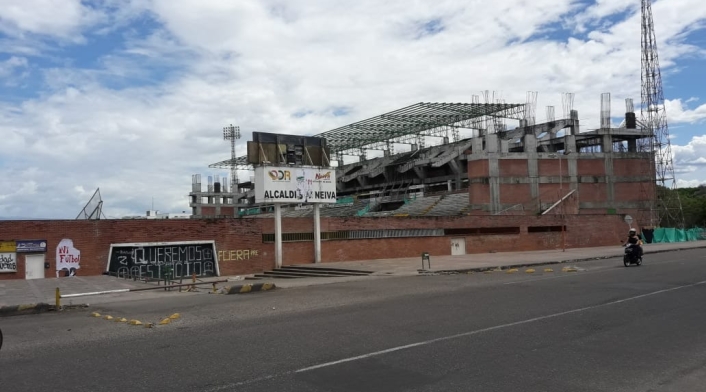 Soledad en los alrededores del Guillermo Plazas Alcid afectado por la interrupción en las obras de remodelación.