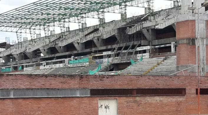 Estadio Guillermo Plazas Alcid de Neiva dos años después de la interrupción de las obras de remodelación de la tribuna occidental.
