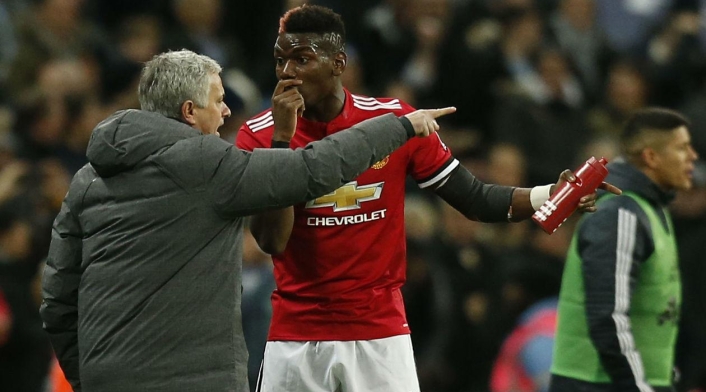 Paul Pogba sostiene una conversación técnica con José Mourinho