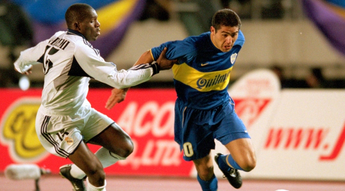 Juan Román Riquelme ante el Real Madrid en la final de la Intercontinental entre Boca y el equipo 'merengue' en el año 2000