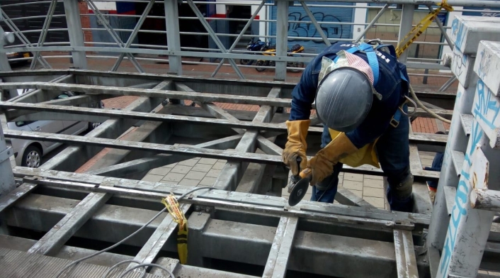 Reparación de puente peatonal, tras robo de láminas