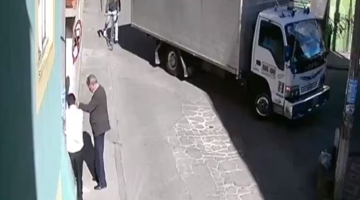 Habitantes desprenden señal de tránsito