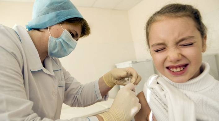 Vacunación de niña