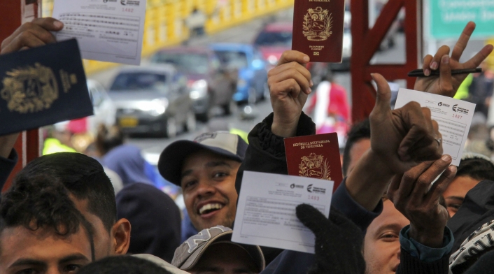 Venezolanos presentando su pasaporte