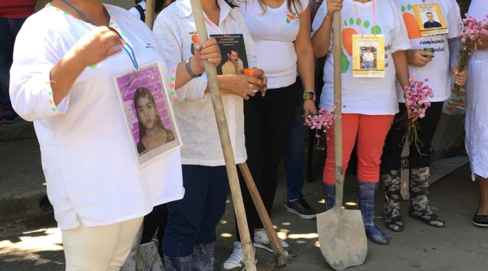 Con palas y picos prometieron buscar con sus propias manos a sus seres queridos en La Escombrera de la Comuna 13 de Medellín.