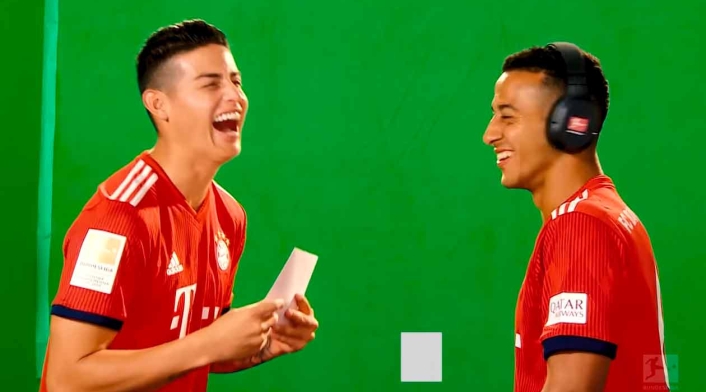 James Rodríguez junto a Thiago Alcántara, ambos del Bayern Munich