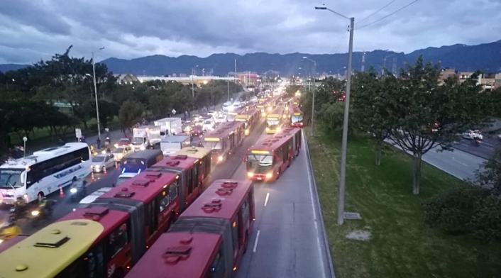 Trancón de Transmilenio en la troncal de las Américas