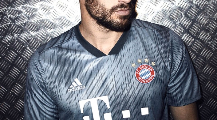 Javi Martínez luciendo la tercera camiseta del Bayern Múnich 2018-2019