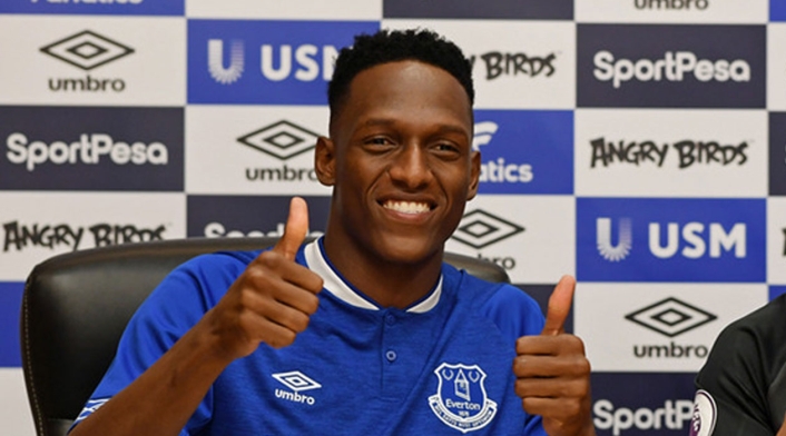 Yerry Mina posando por primera vez con la camiseta del Everton