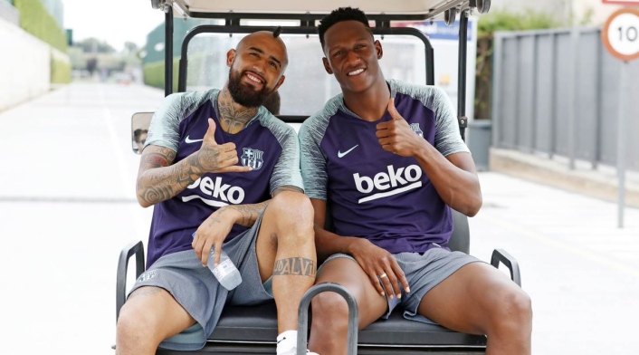 Arturo Vidal y Yerry Mina en un entrenamiento del FC Barcelona
