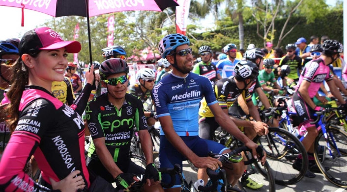 Los corredores del Clásico RCN antes del inicio de la primera etapa