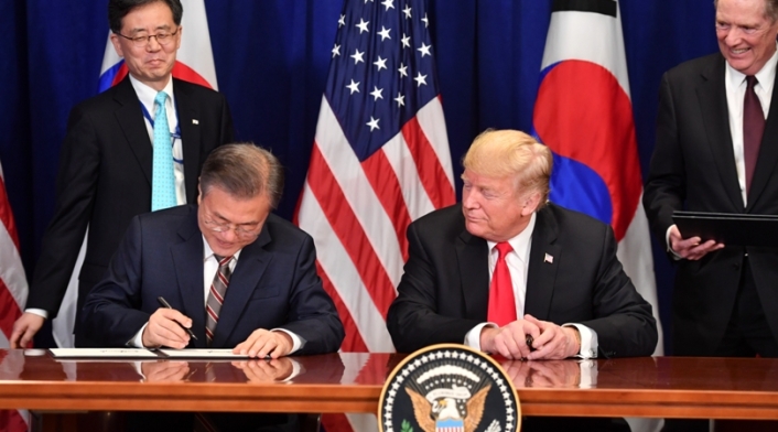 Presidente surcoreano Moon Jae-in y mandatario estadounidense Donald Trump.