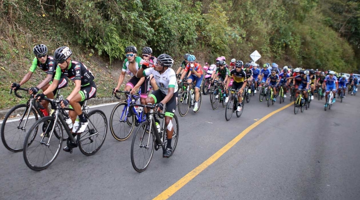 El pelotón principal durante la cuarta etapa del Clásico RCN