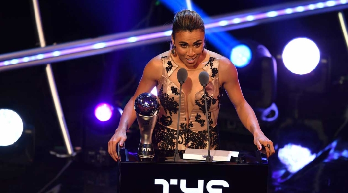 Marta recibe el premio de mejor jugadora del año en la gala de los premios The Best organizada por la FIFA