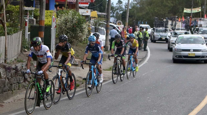 El corredores durante la cuarta etapa del clásico RCN 2018