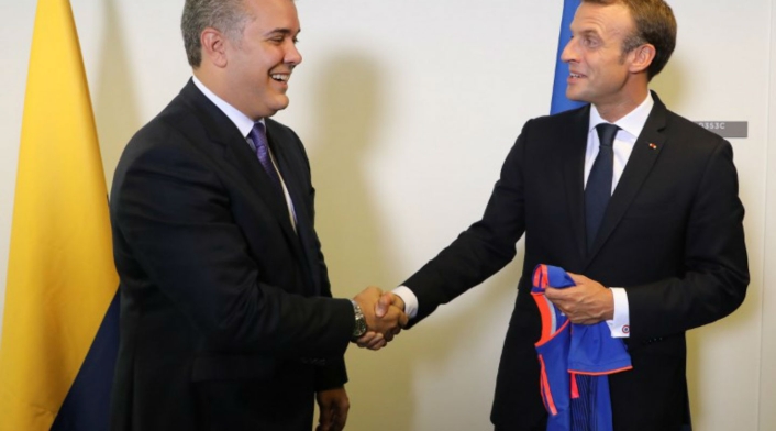 Duque entrega camiseta de la Selección Colombia al presidente Macron