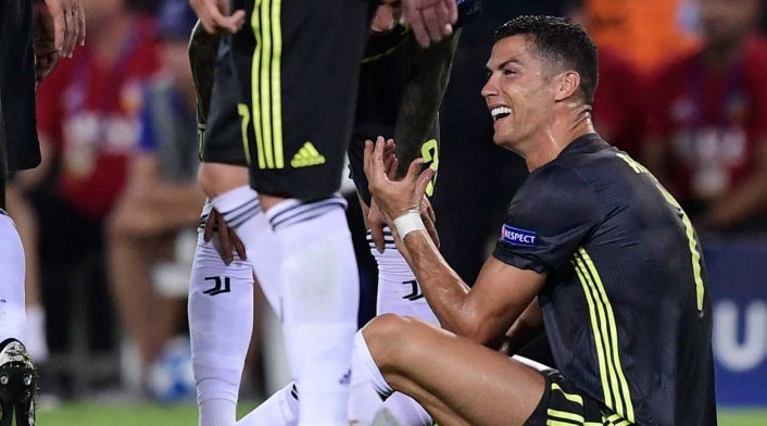 Cristiano Ronaldo muestra su sorpresa por la expulsión en el partido ante Valencia