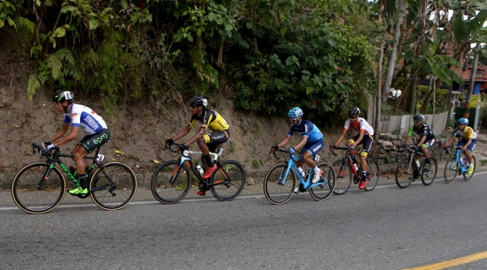 Los corredores durante la cuarta etapa del clásico RCN 2018