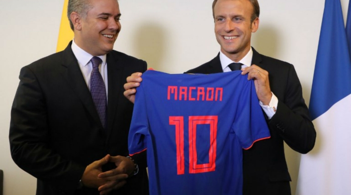 Emmanuel Macron con la camiseta de Colombia