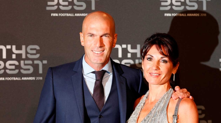 El técnico Zinedine Zidane junto a su esposa antes de iniciar la gala de los premios The Best organizada por la FIFA