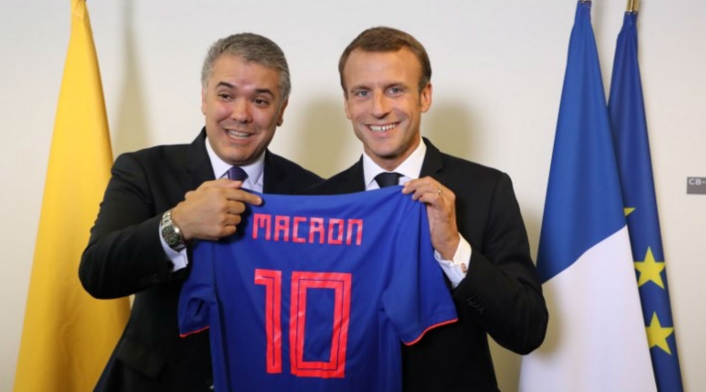 Iván Duque y Emmanuel Macron con la camiseta de Colombia