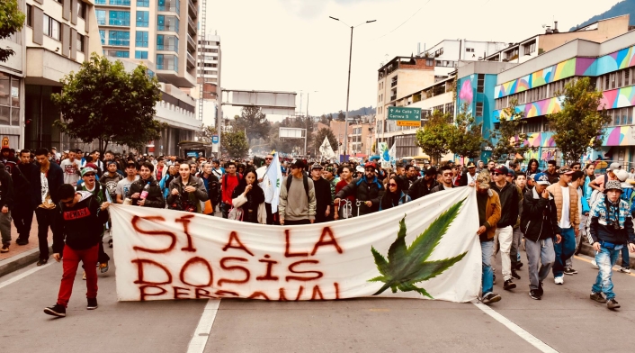 El colectivo sí a la dosis personal durante la Fumatón de Marihuana en Bogotá