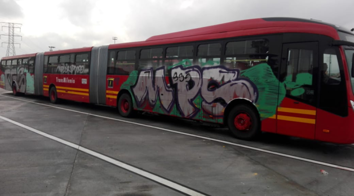 Bus de Transmilenio con grafitis Bus de Transmilenio con grafitis