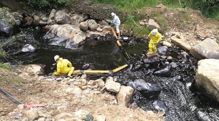 Operarios de Ecopetrol atienden derrame de crudo en zona rural del municipio de Toledo, Norte de Santander