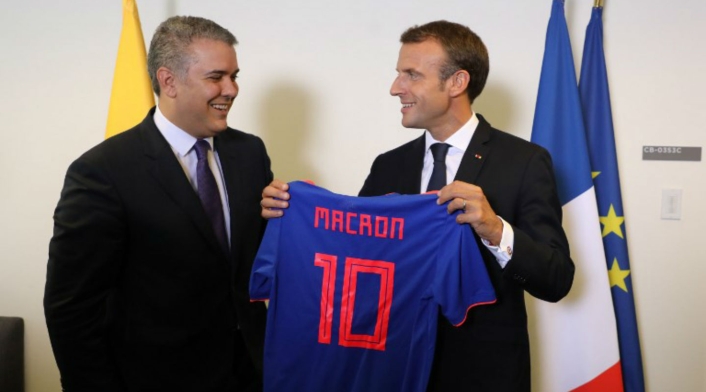 Duque entrega camiseta de la Selección Colombia al presidente Macron