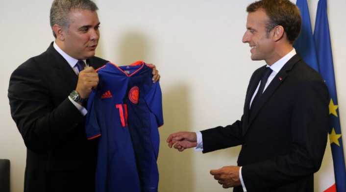 Duque entrega camiseta de la Selección Colombia al presidente Macron